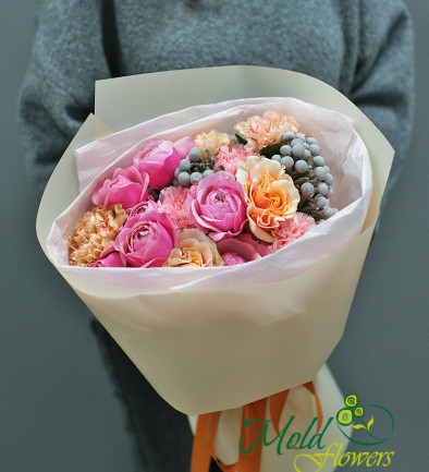 Букет из пионовидных роз и диантусов Фото 394x433
